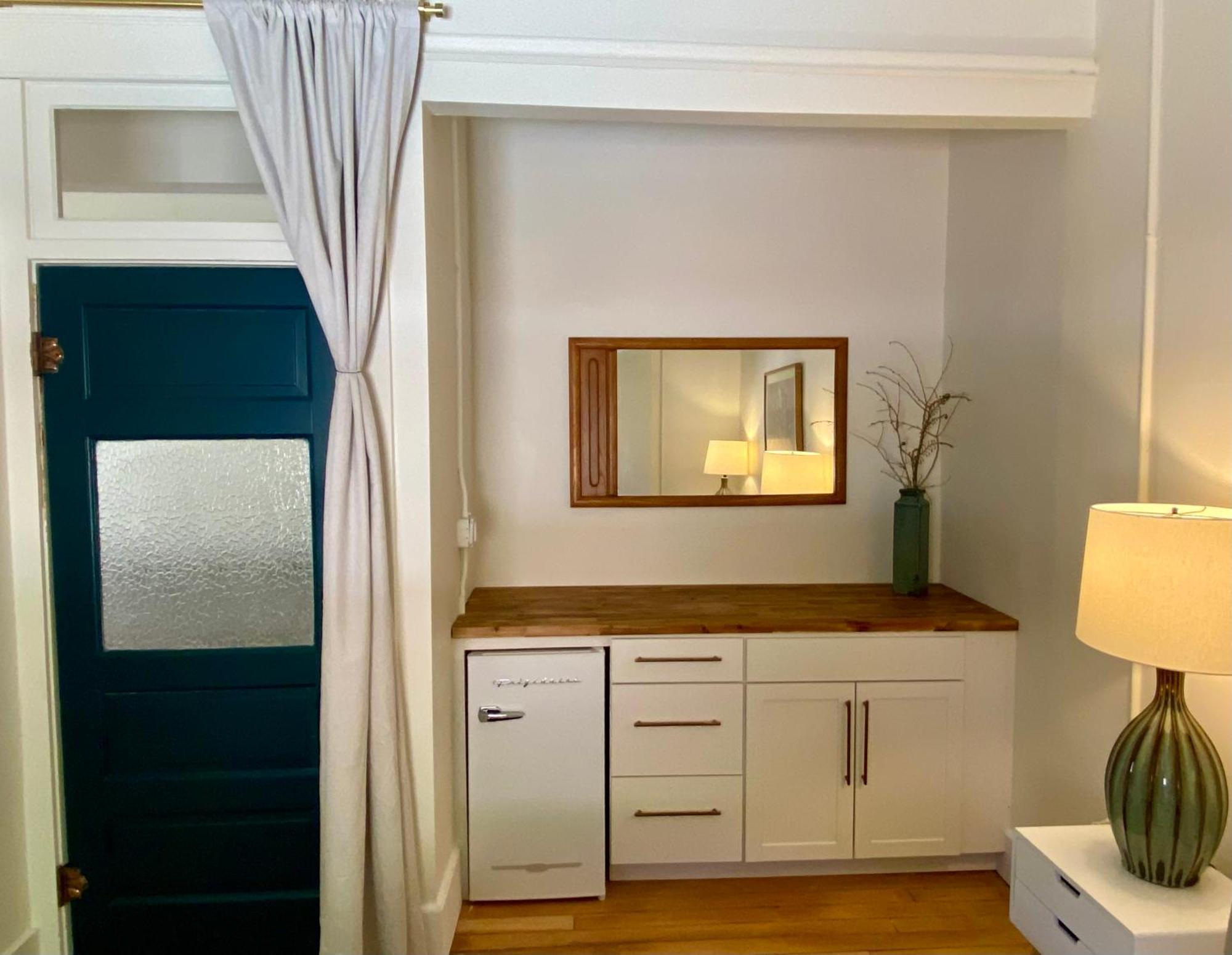 Warner Hotel Бисби Екстериор снимка
